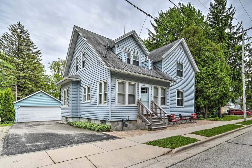 Walkable Lake Elkhart Apt: Dine, Shop, Swim!