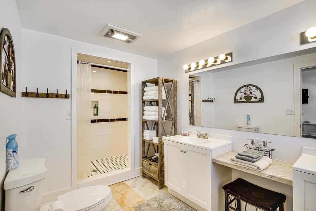 2 Mi to Road America: Pet-Friendly Duplex!