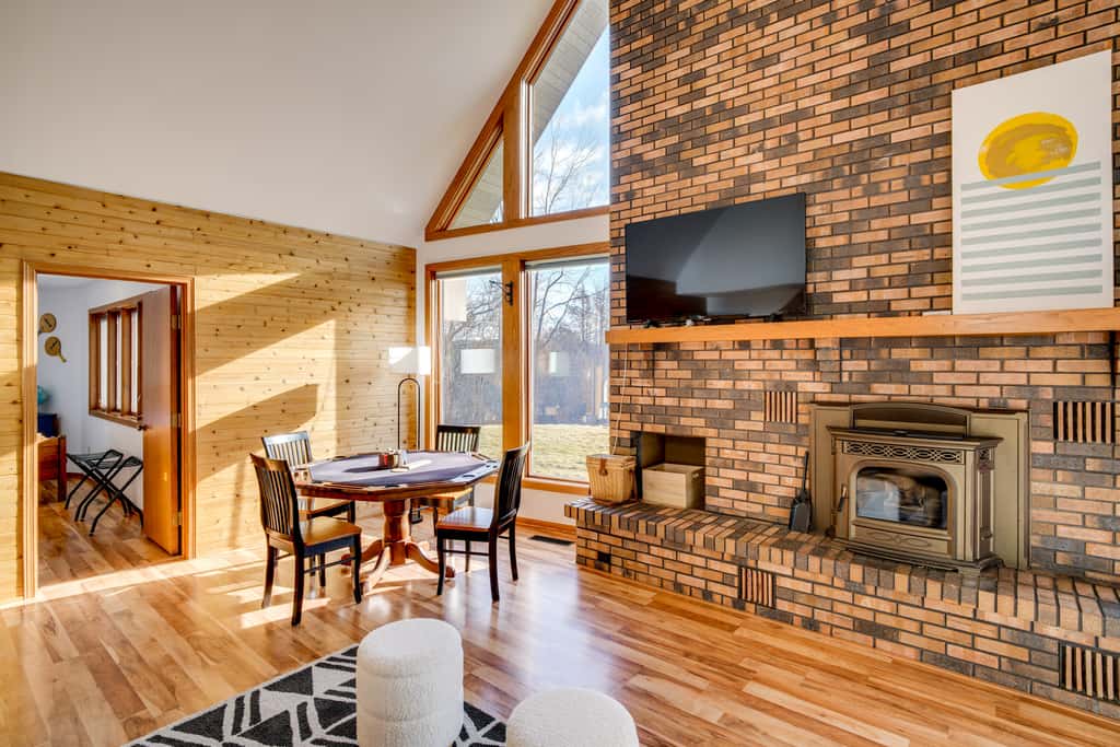 All-Season Lodge 40 Acres: Walk to Elkhart Lake!