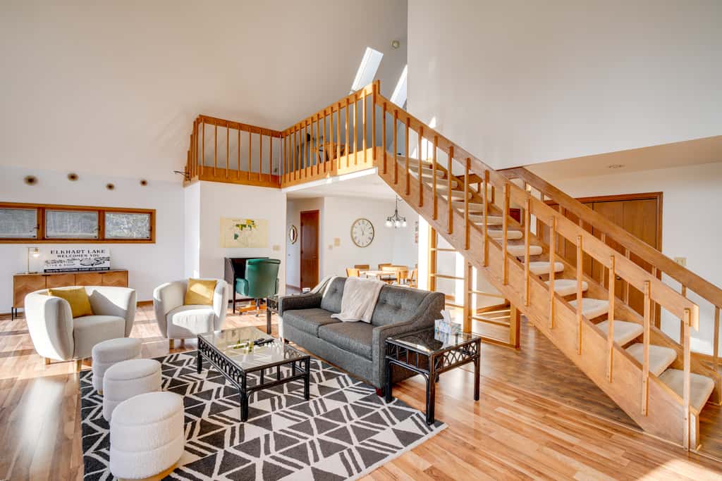 All-Season Lodge 40 Acres: Walk to Elkhart Lake!