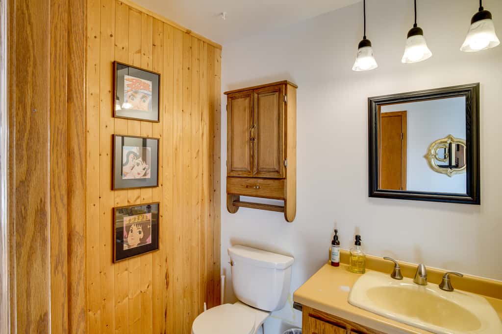 All-Season Lodge 40 Acres: Walk to Elkhart Lake!