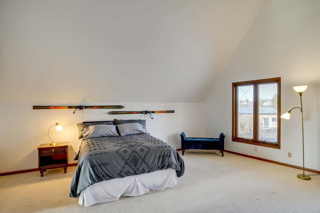 All-Season Lodge 40 Acres: Walk to Elkhart Lake!