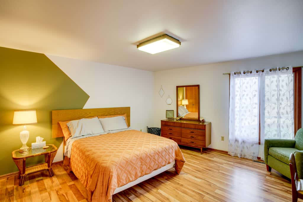 All-Season Lodge 40 Acres: Walk to Elkhart Lake!