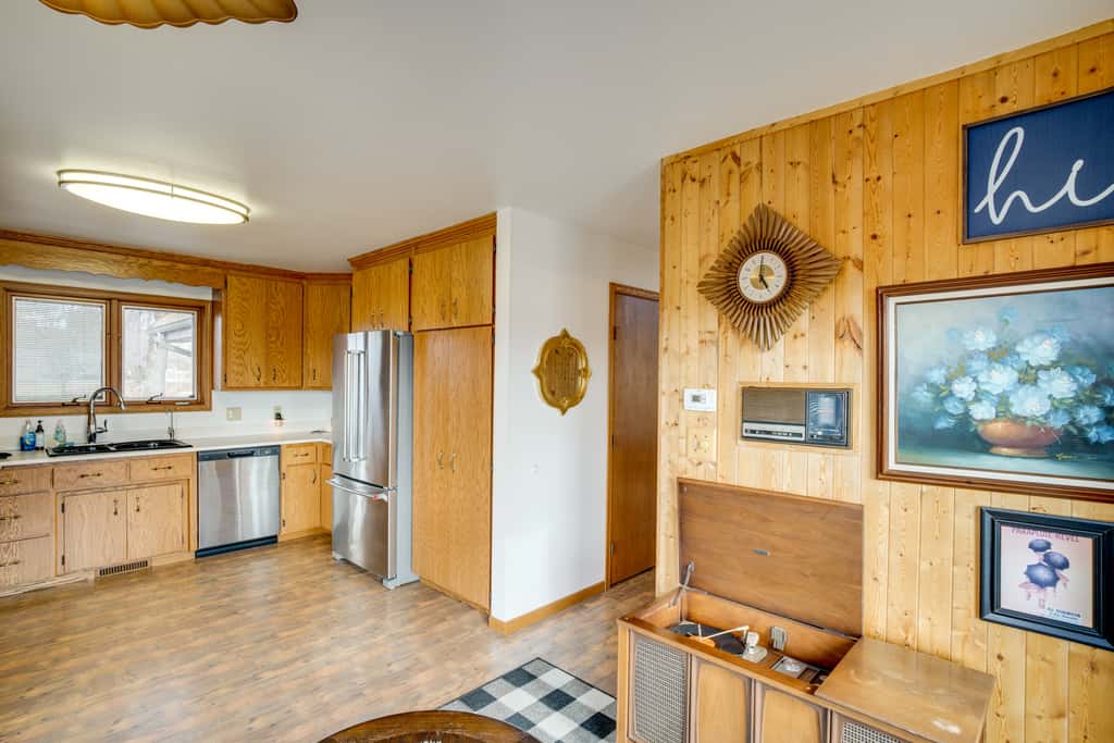 All-Season Lodge 40 Acres: Walk to Elkhart Lake!