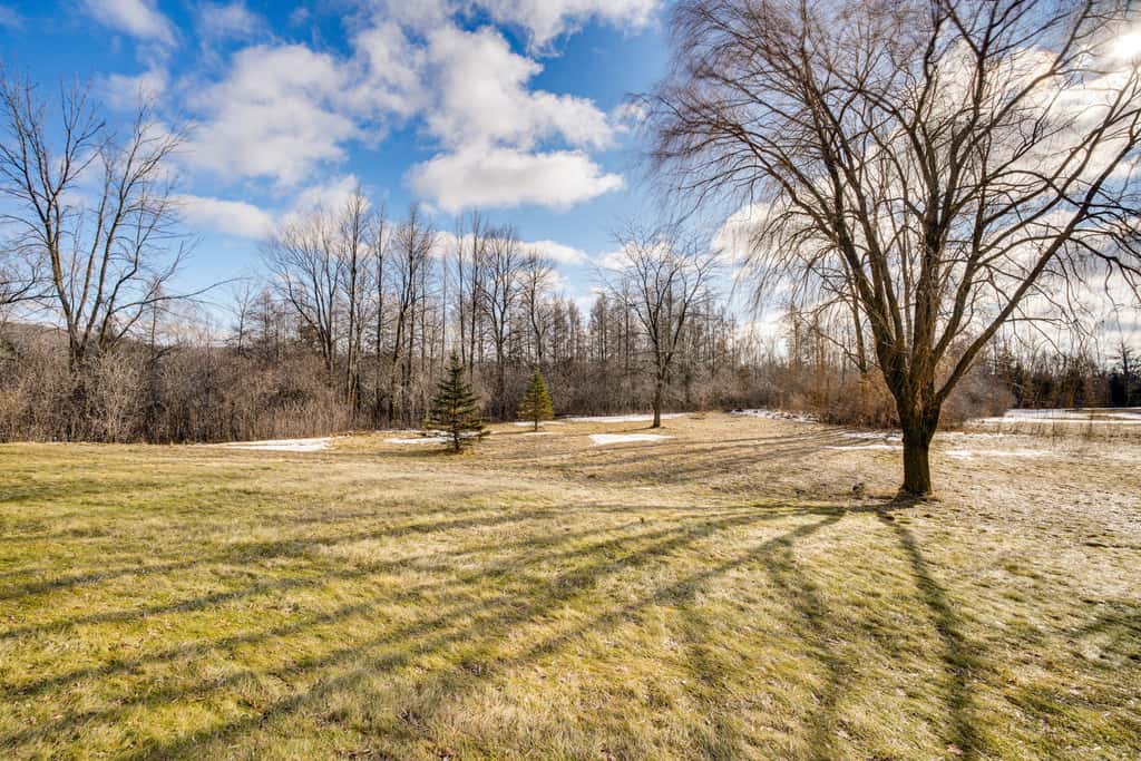 All-Season Lodge 40 Acres: Walk to Elkhart Lake!