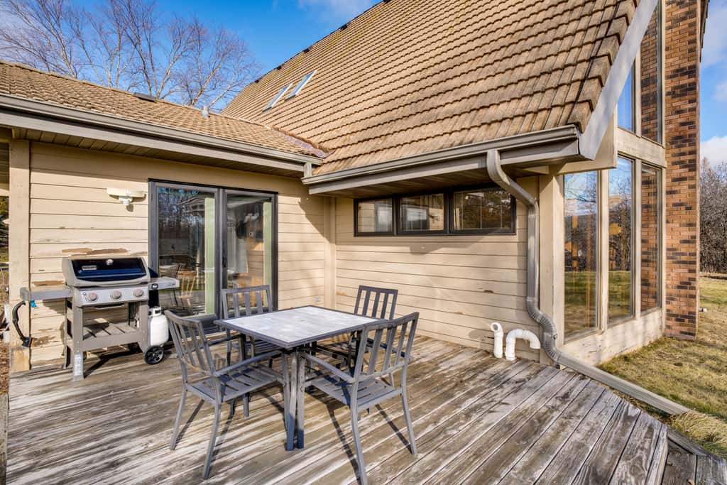 All-Season Lodge 40 Acres: Walk to Elkhart Lake!