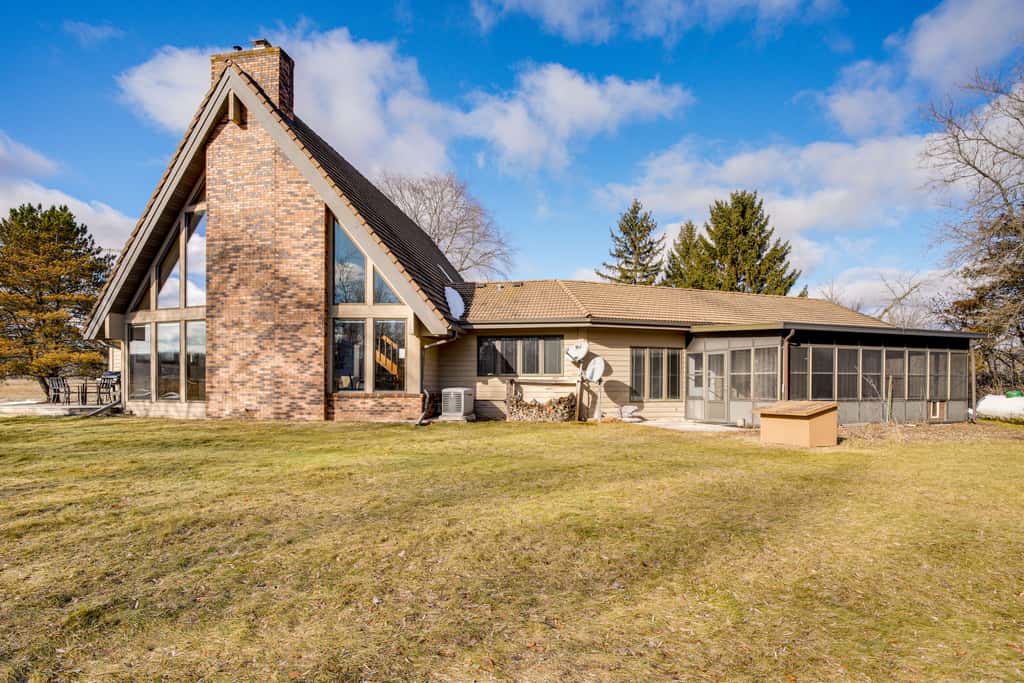 All-Season Lodge 40 Acres: Walk to Elkhart Lake!