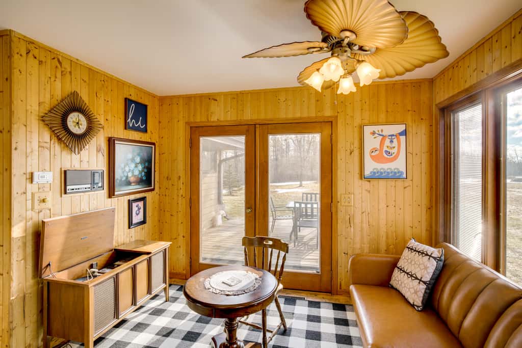 All-Season Lodge 40 Acres: Walk to Elkhart Lake!