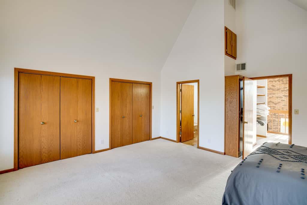 All-Season Lodge 40 Acres: Walk to Elkhart Lake!