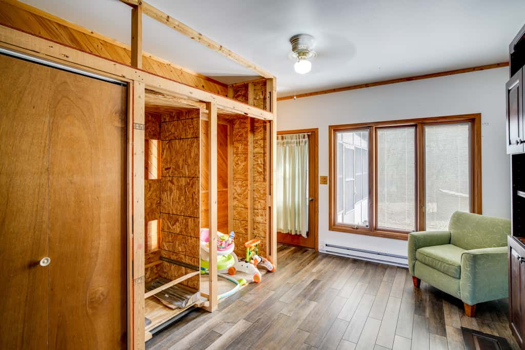 All-Season Lodge 40 Acres: Walk to Elkhart Lake!