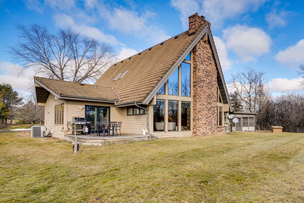 All-Season Lodge 40 Acres: Walk to Elkhart Lake!