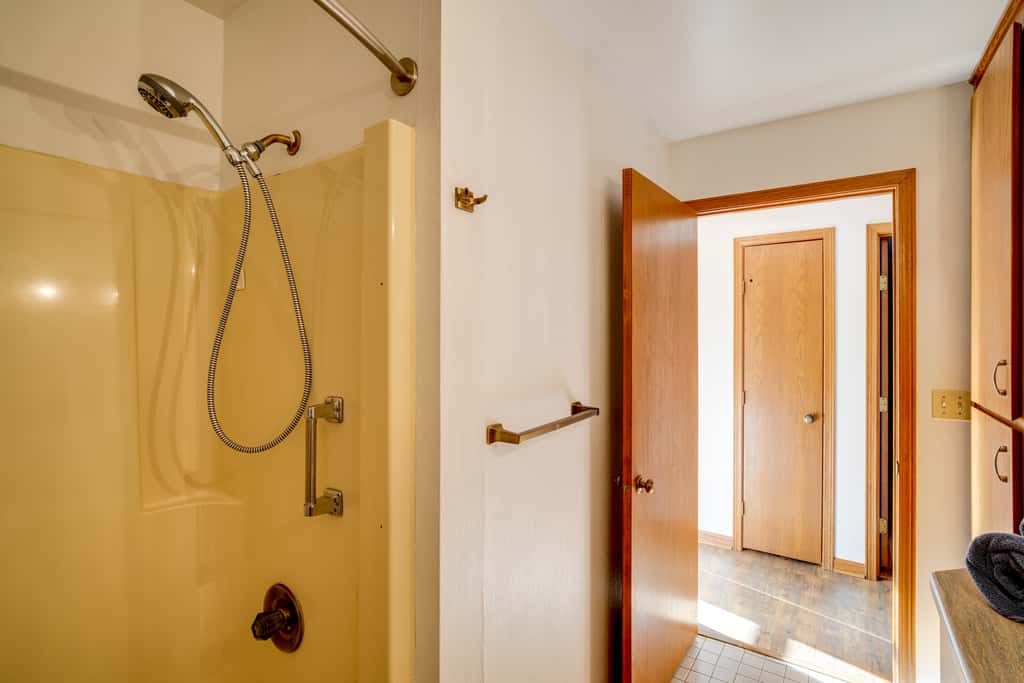 All-Season Lodge 40 Acres: Walk to Elkhart Lake!