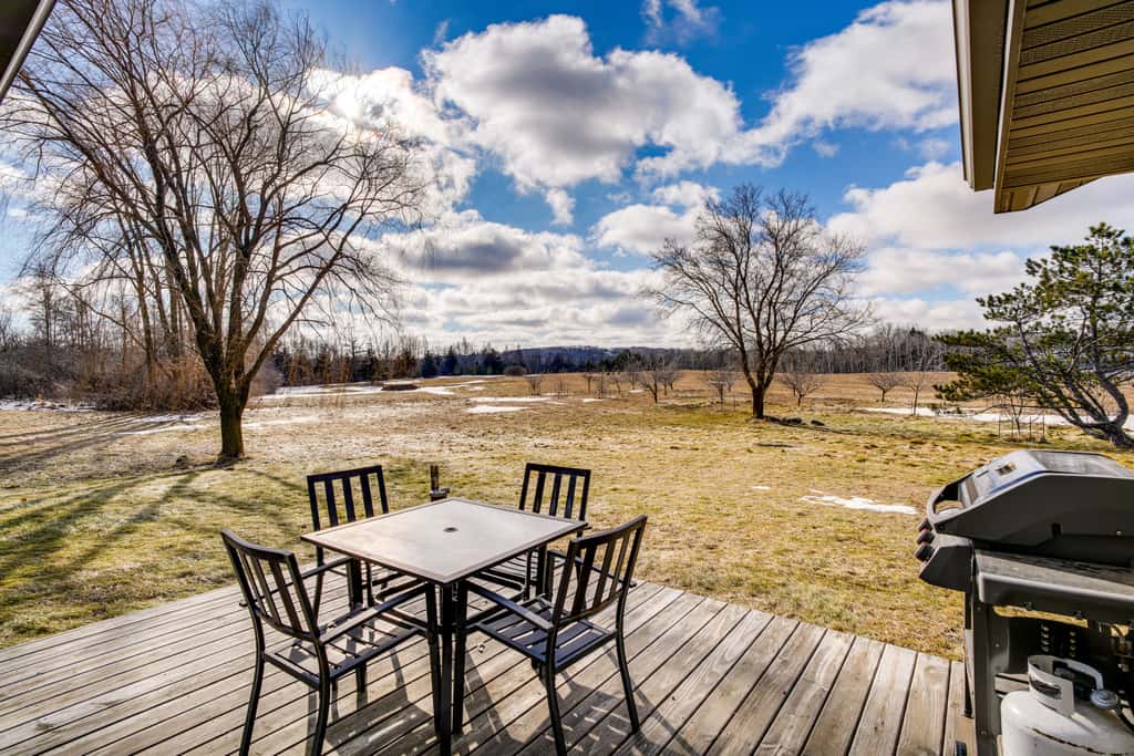 All-Season Lodge 40 Acres: Walk to Elkhart Lake!