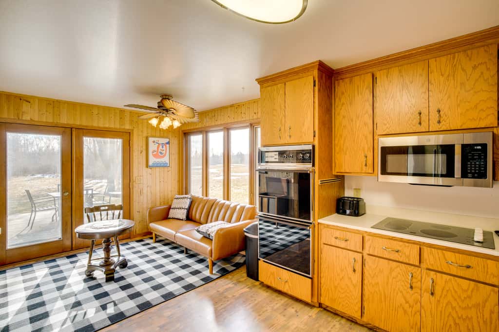 All-Season Lodge 40 Acres: Walk to Elkhart Lake!