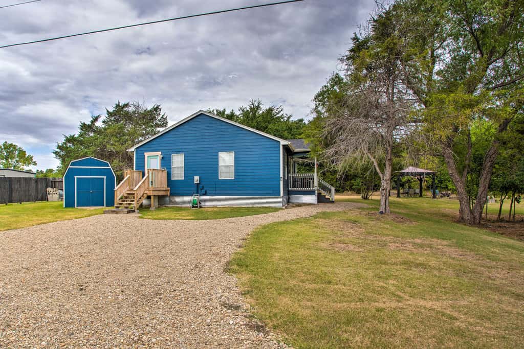 Pottsboro Home w/ Fire Pit  < 1 Mi to Lake Texoma!