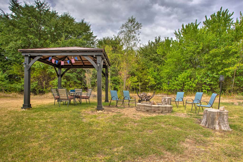 Pottsboro Home w/ Fire Pit  < 1 Mi to Lake Texoma!