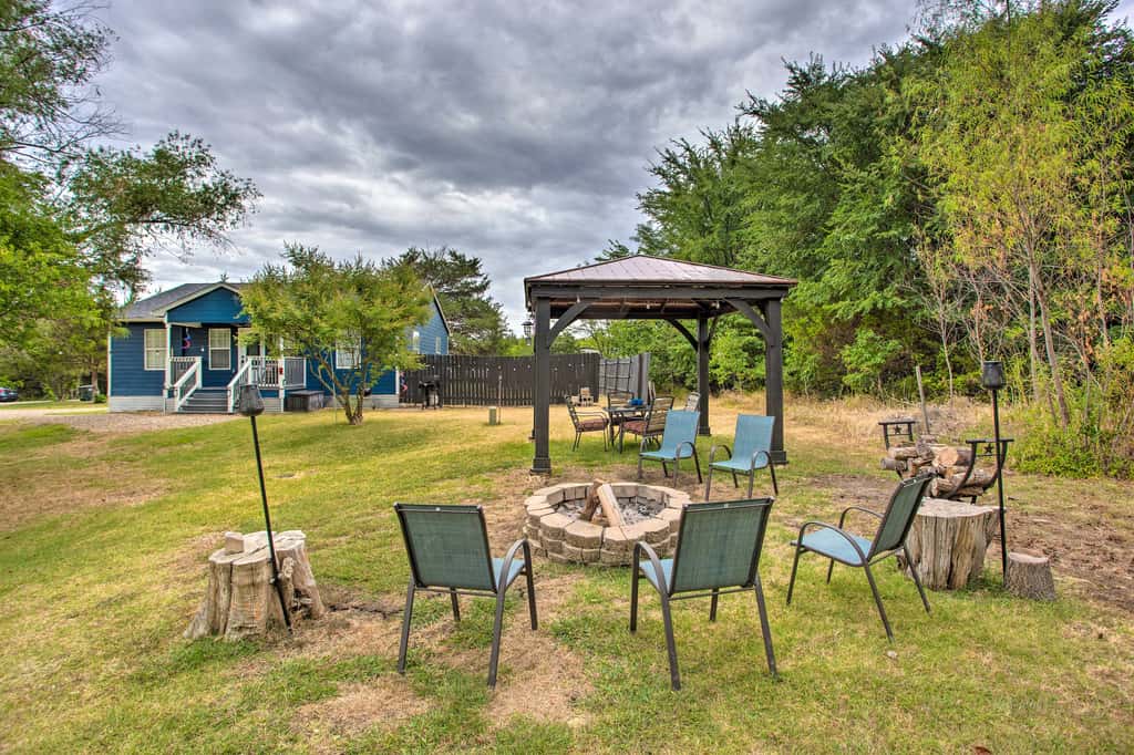 Pottsboro Home w/ Fire Pit  < 1 Mi to Lake Texoma!