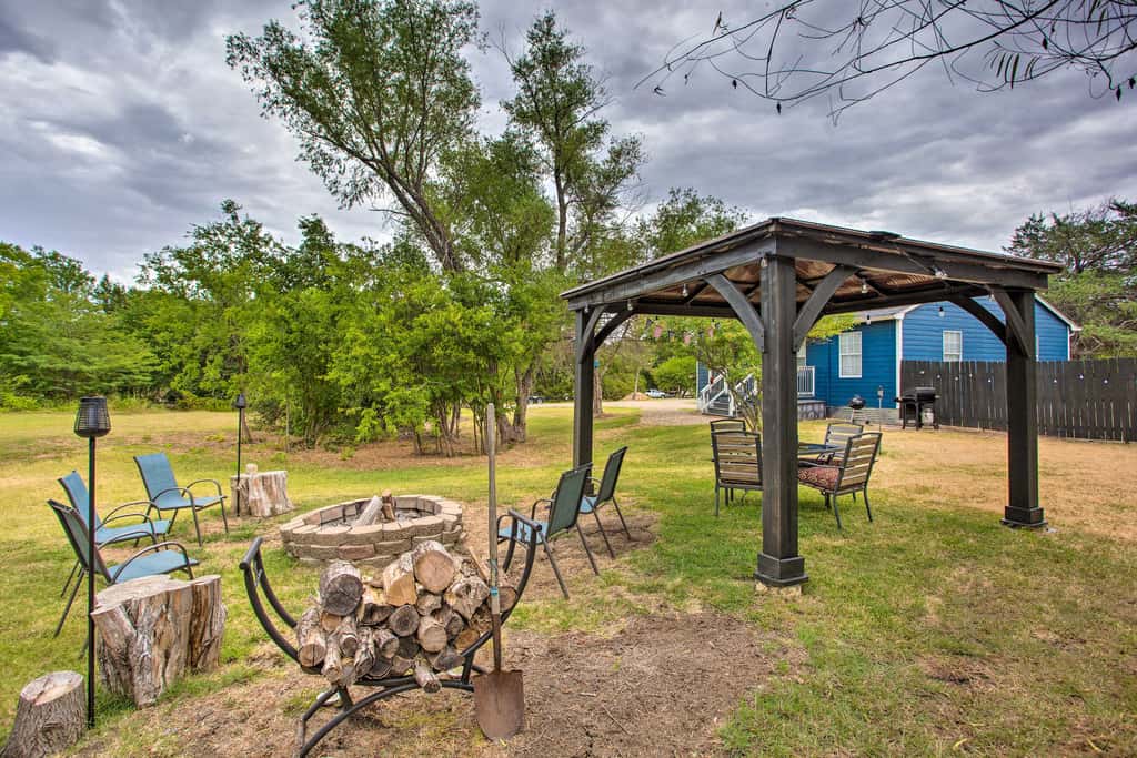 Pottsboro Home w/ Fire Pit  < 1 Mi to Lake Texoma!