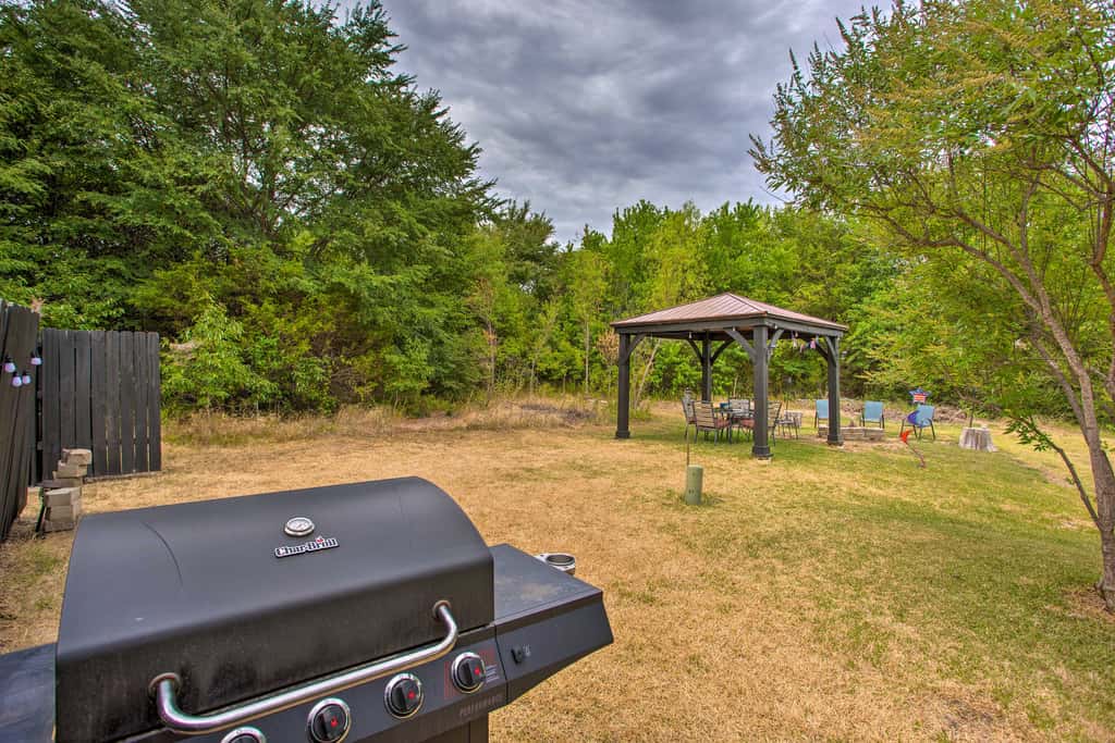 Pottsboro Home w/ Fire Pit  < 1 Mi to Lake Texoma!