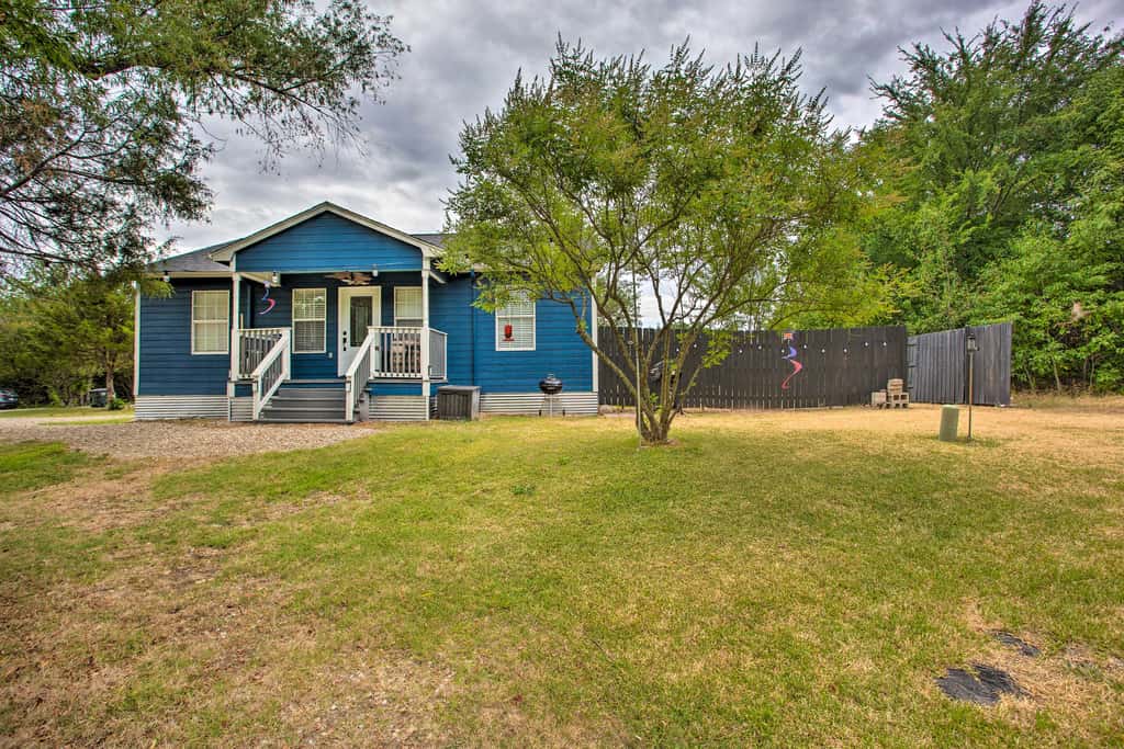 Pottsboro Home w/ Fire Pit  < 1 Mi to Lake Texoma!