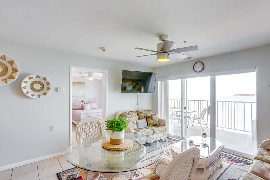 Cozy Lakefront Middle Bass Retreat w/ Balcony