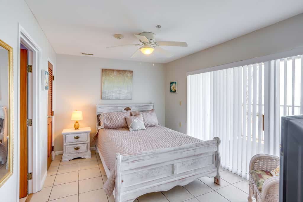 Cozy Lakefront Middle Bass Retreat w/ Balcony