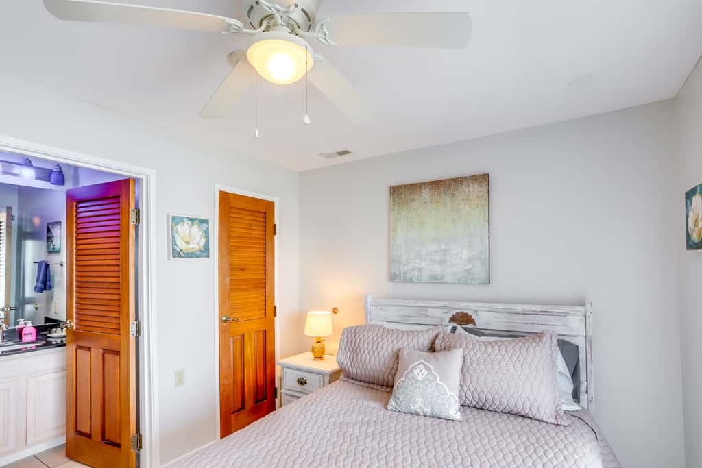 Cozy Lakefront Middle Bass Retreat w/ Balcony
