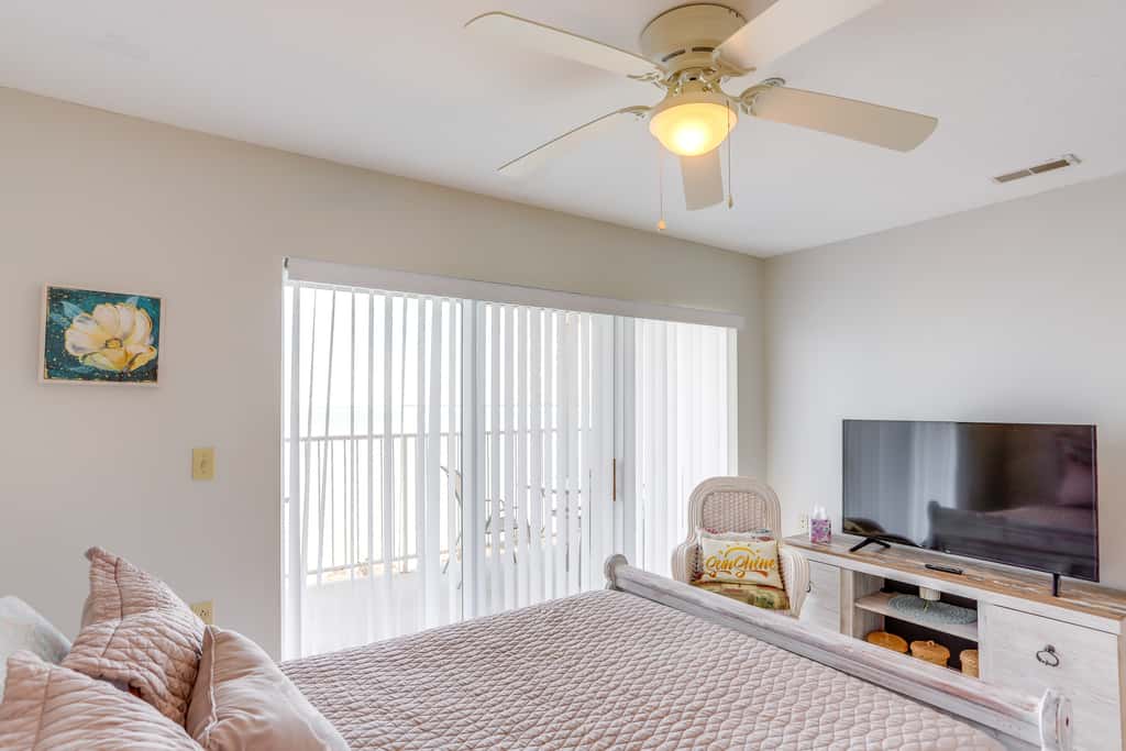 Cozy Lakefront Middle Bass Retreat w/ Balcony