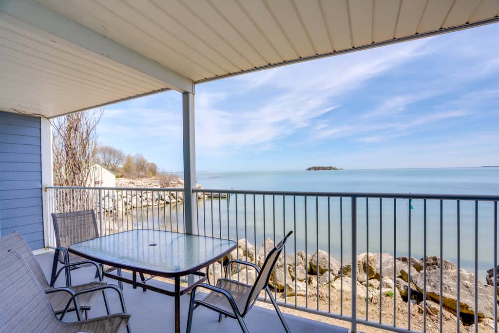 Cozy Lakefront Middle Bass Retreat w/ Balcony