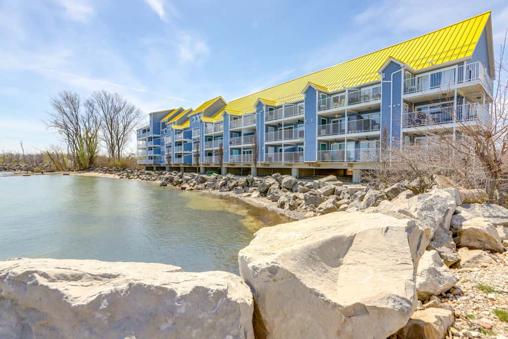 Cozy Lakefront Middle Bass Retreat w/ Balcony
