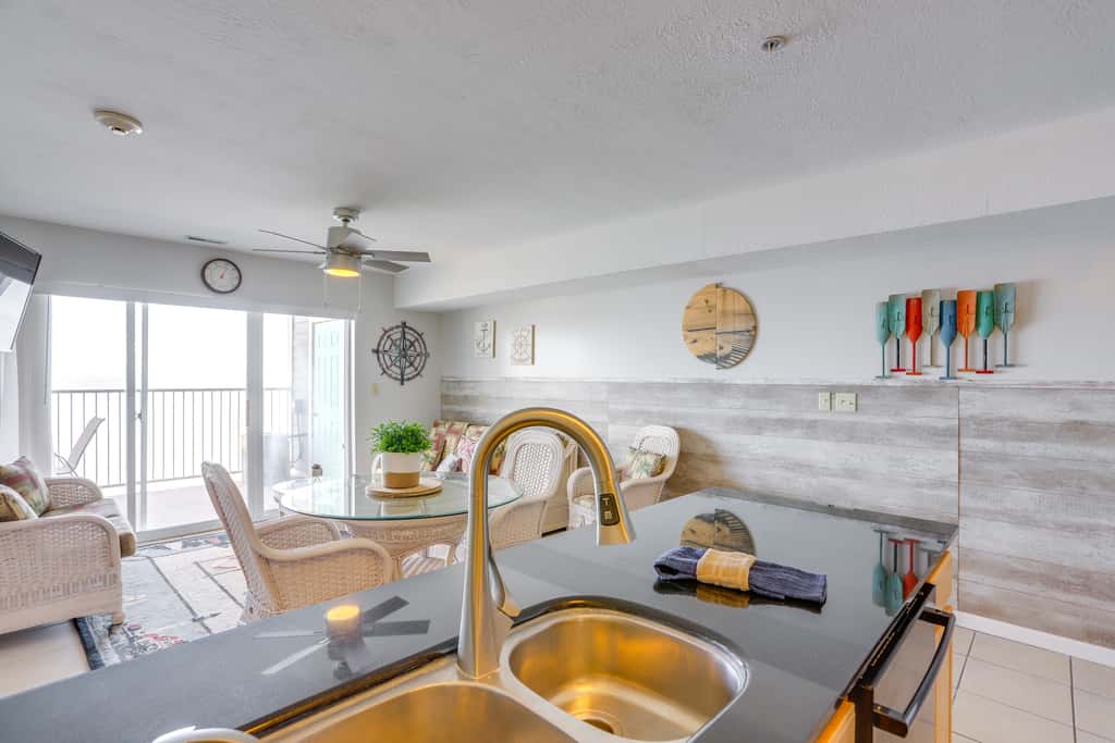 Cozy Lakefront Middle Bass Retreat w/ Balcony