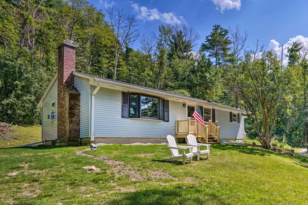 Stockbridge Home: Walk to Town Beach!