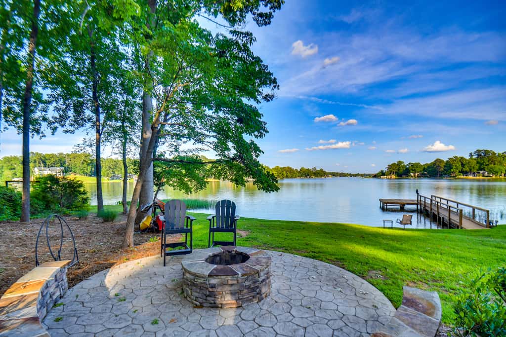 Waterfront Cabin on Lake Sinclair w/ Private Dock!