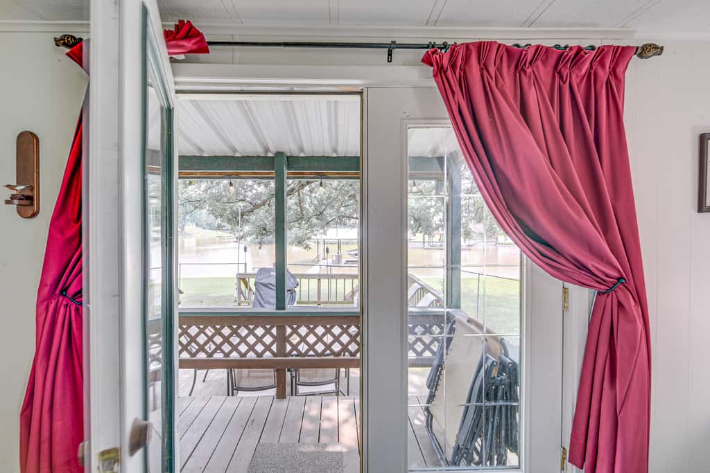 Lakefront Gun Barrel City Home w/ Dock & Deck