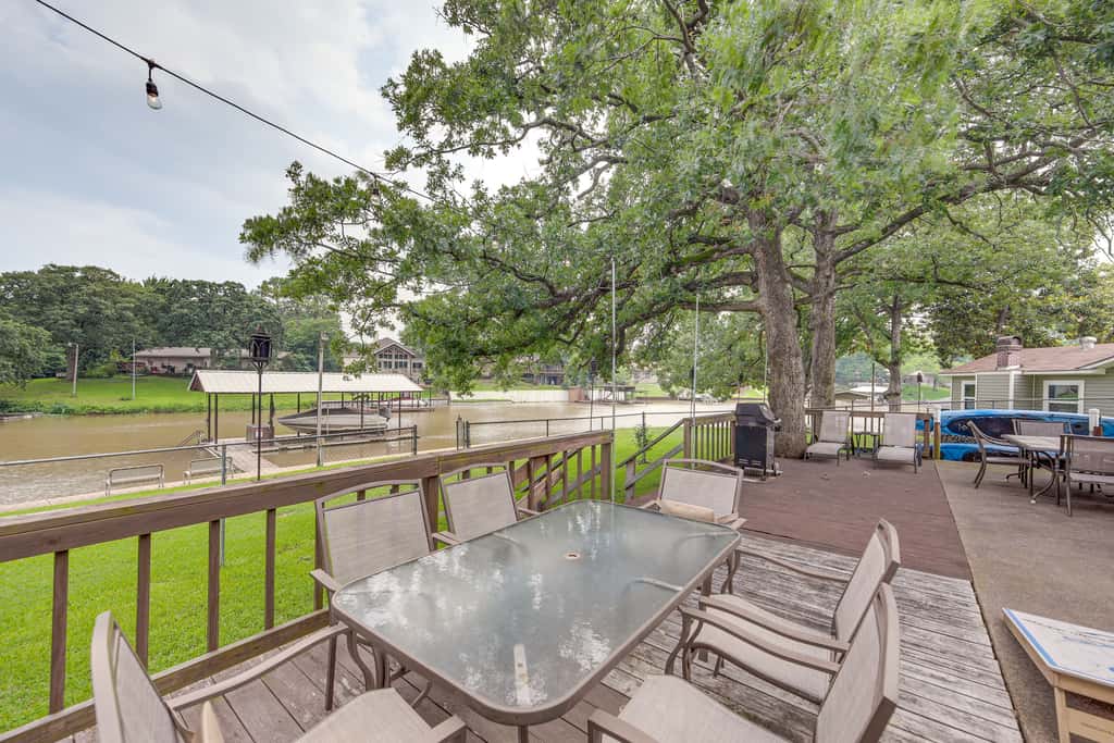 Lakefront Gun Barrel City Home w/ Dock & Deck