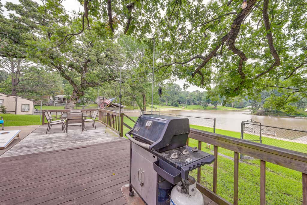 Lakefront Gun Barrel City Home w/ Dock & Deck