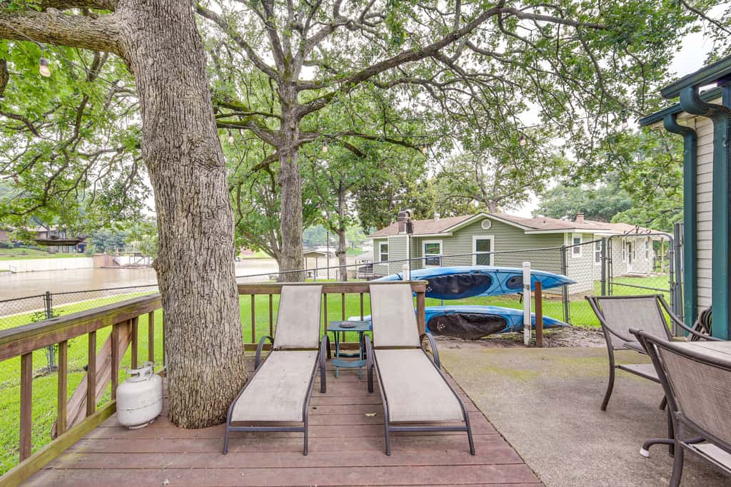 Lakefront Gun Barrel City Home w/ Dock & Deck