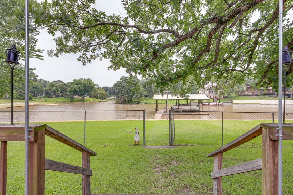 Lakefront Gun Barrel City Home w/ Dock & Deck