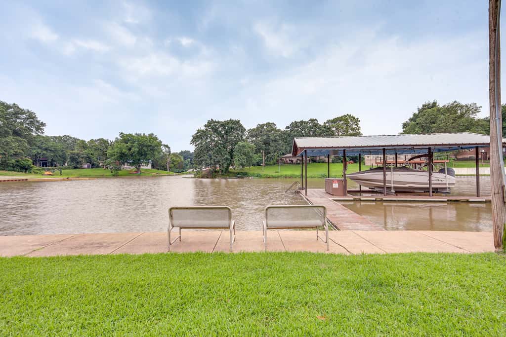 Lakefront Gun Barrel City Home w/ Dock & Deck