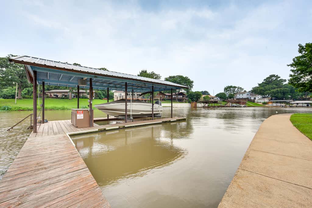 Lakefront Gun Barrel City Home w/ Dock & Deck