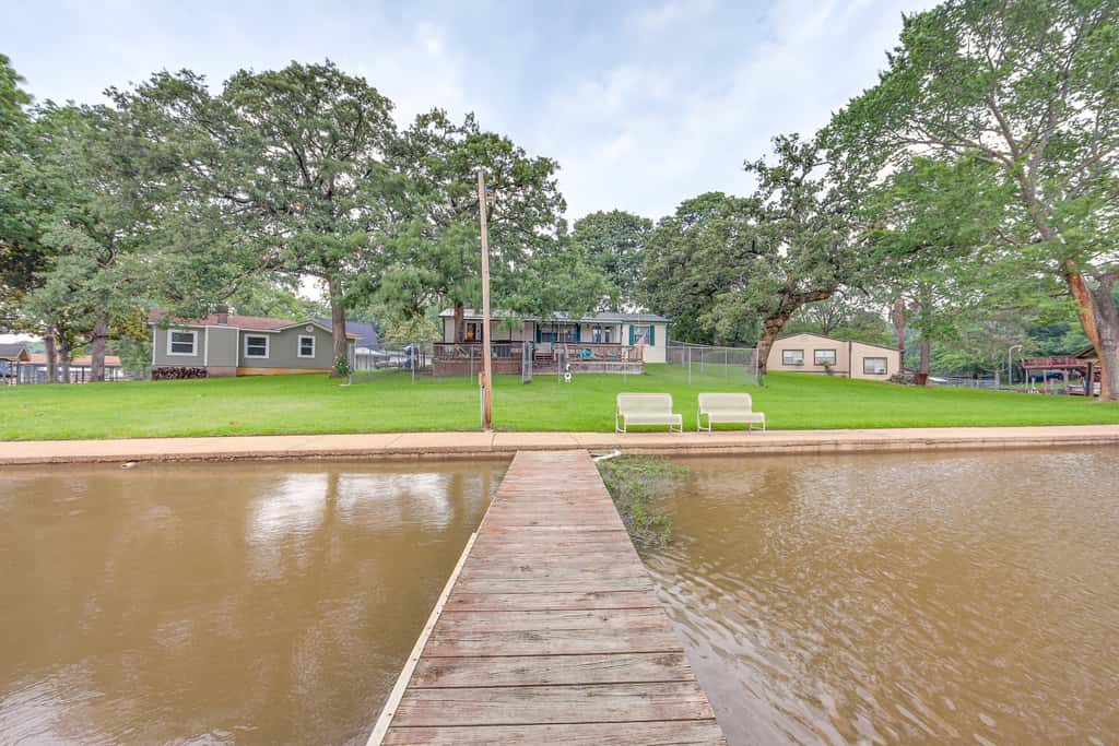 Lakefront Gun Barrel City Home w/ Dock & Deck