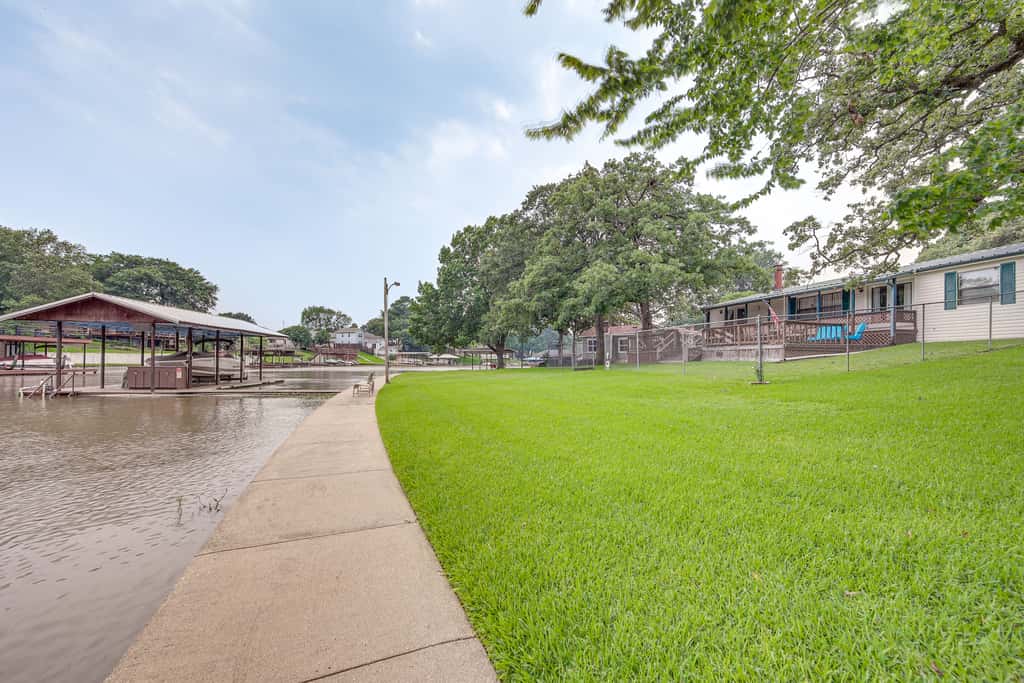 Lakefront Gun Barrel City Home w/ Dock & Deck
