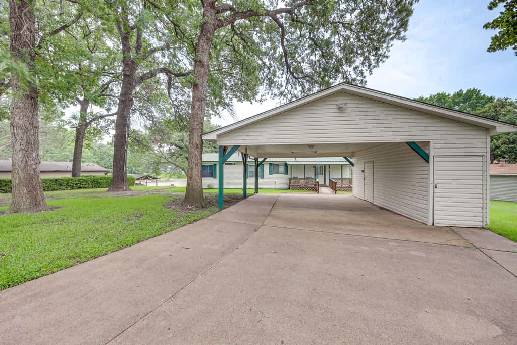 Lakefront Gun Barrel City Home w/ Dock & Deck
