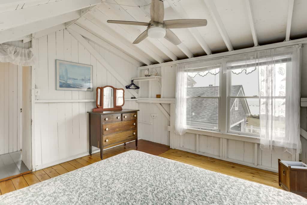 Charming Westbrook Cottage, Steps to Private Beach