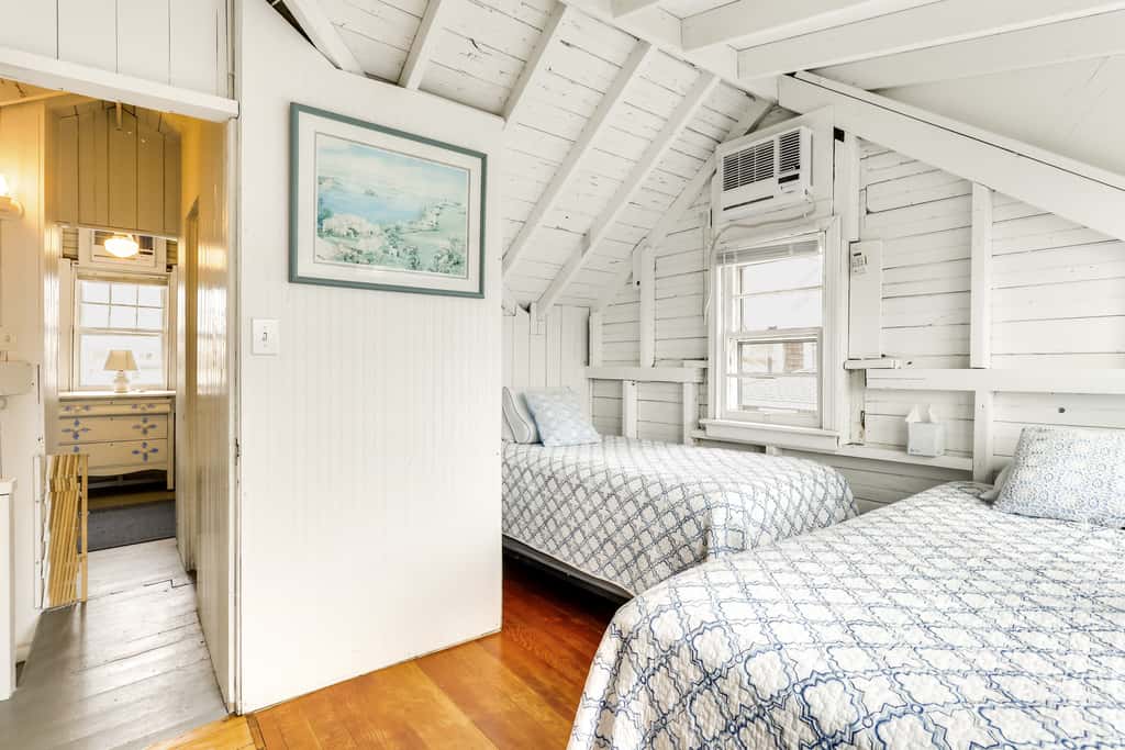 Charming Westbrook Cottage, Steps to Private Beach