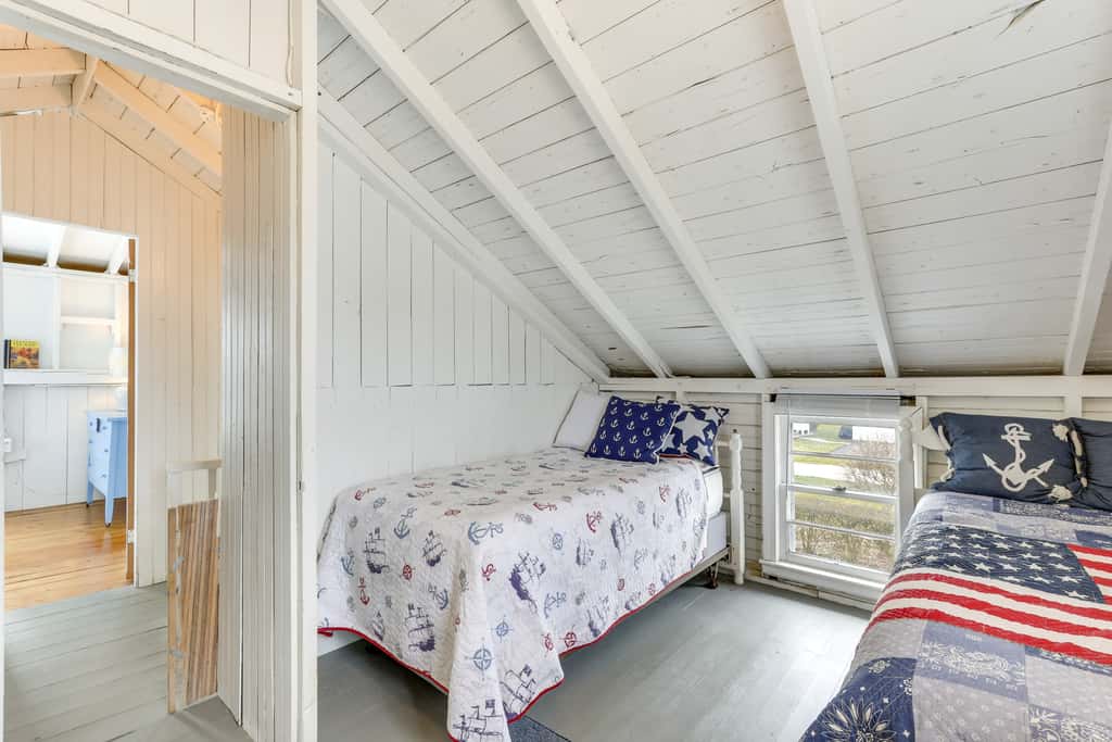 Charming Westbrook Cottage, Steps to Private Beach
