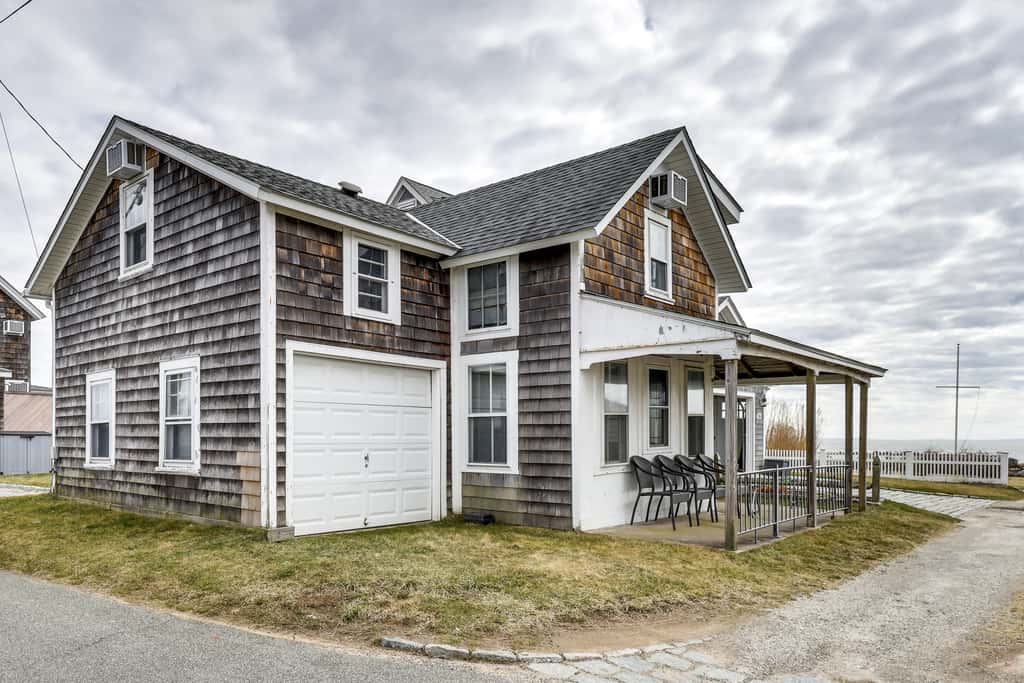 Charming Westbrook Cottage, Steps to Private Beach