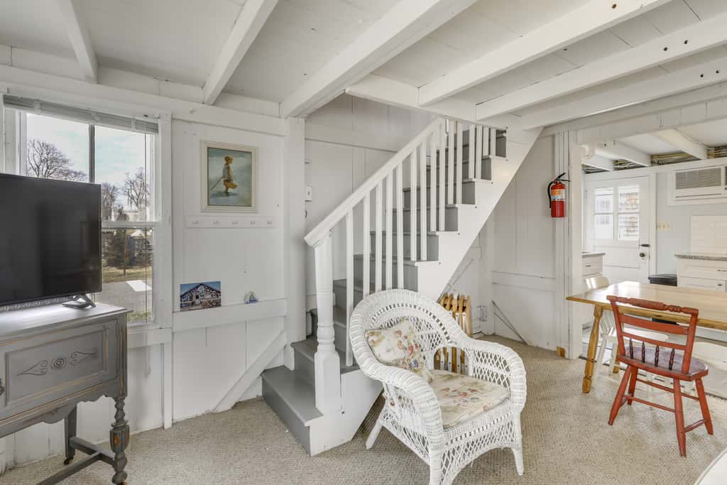 Charming Westbrook Cottage, Steps to Private Beach