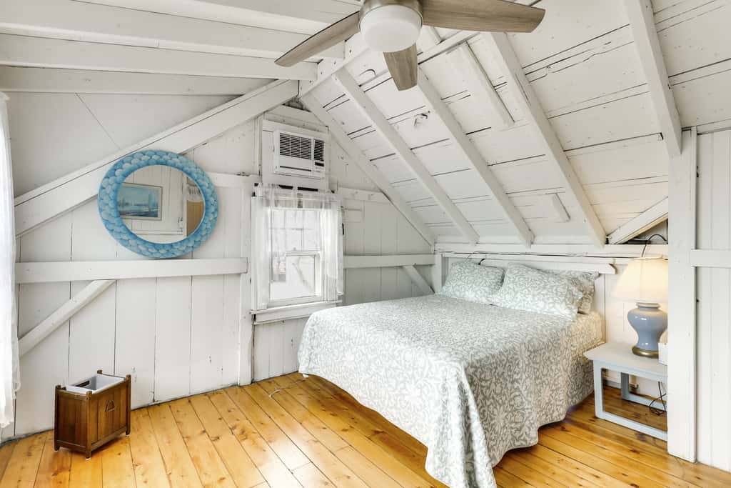 Charming Westbrook Cottage, Steps to Private Beach