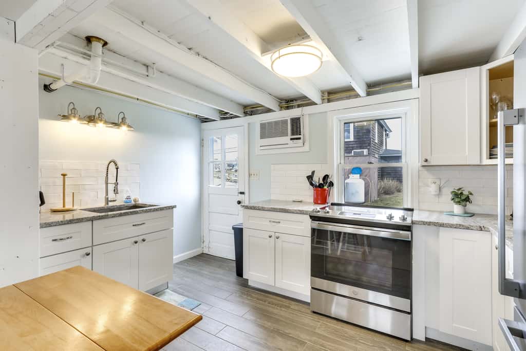Charming Westbrook Cottage, Steps to Private Beach
